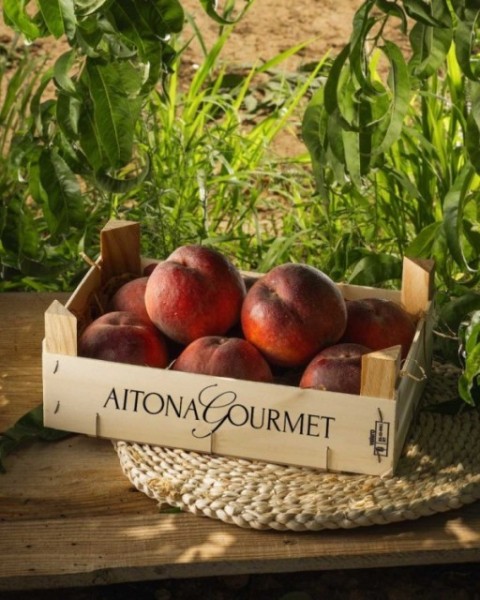 Caja de melocotón rojo